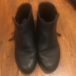 Cat and jack booty black size 2